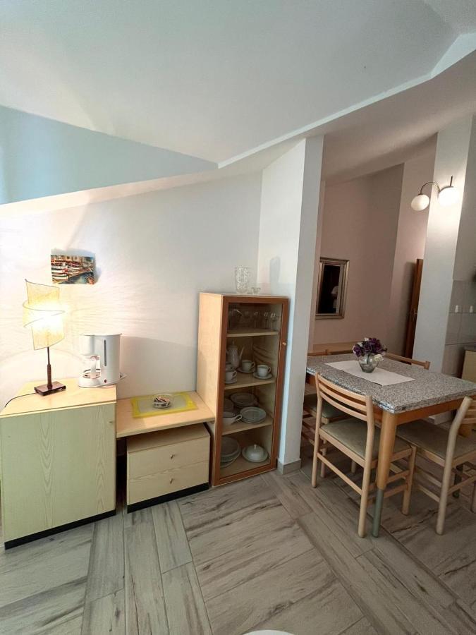 Gorana Apartman With Swimming Pool Apartment Jelsa  Exterior foto