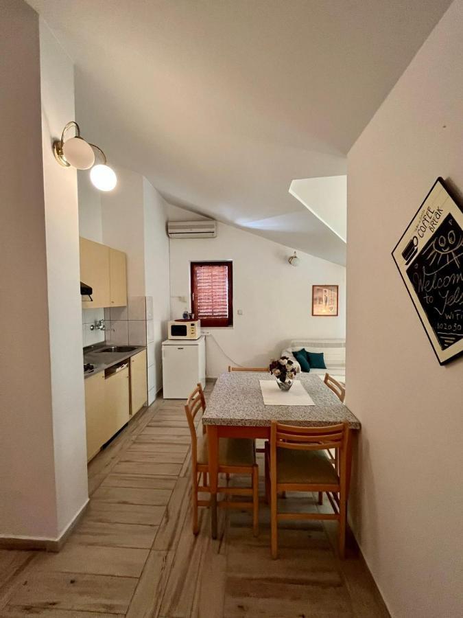 Gorana Apartman With Swimming Pool Apartment Jelsa  Exterior foto