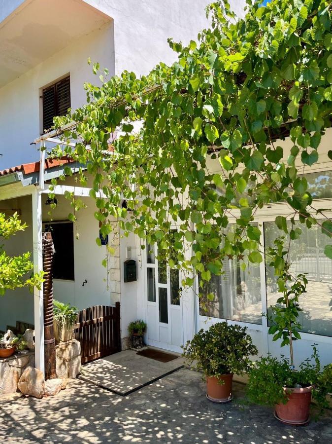 Gorana Apartman With Swimming Pool Apartment Jelsa  Exterior foto