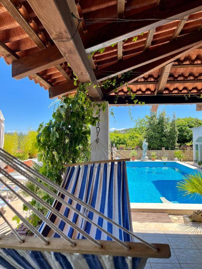 Gorana Apartman With Swimming Pool Apartment Jelsa  Exterior foto