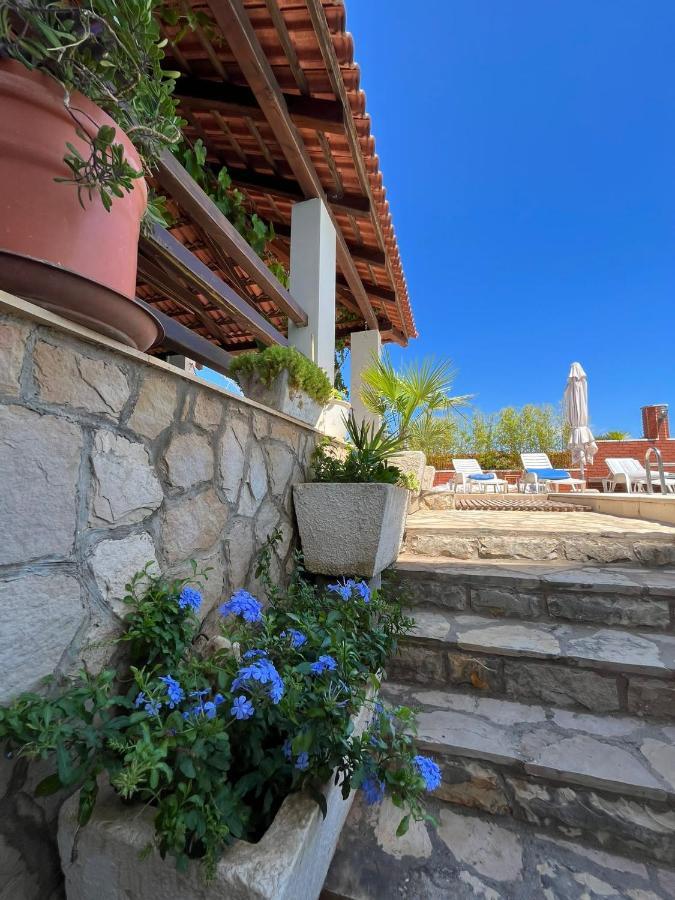 Gorana Apartman With Swimming Pool Apartment Jelsa  Exterior foto