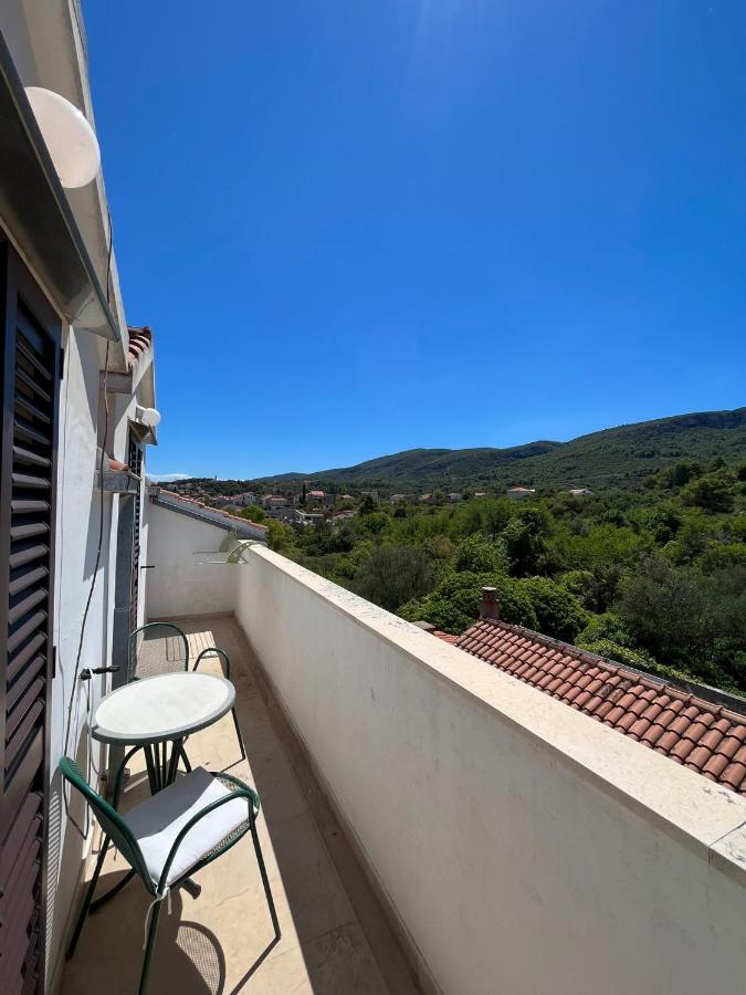 Gorana Apartman With Swimming Pool Apartment Jelsa  Exterior foto