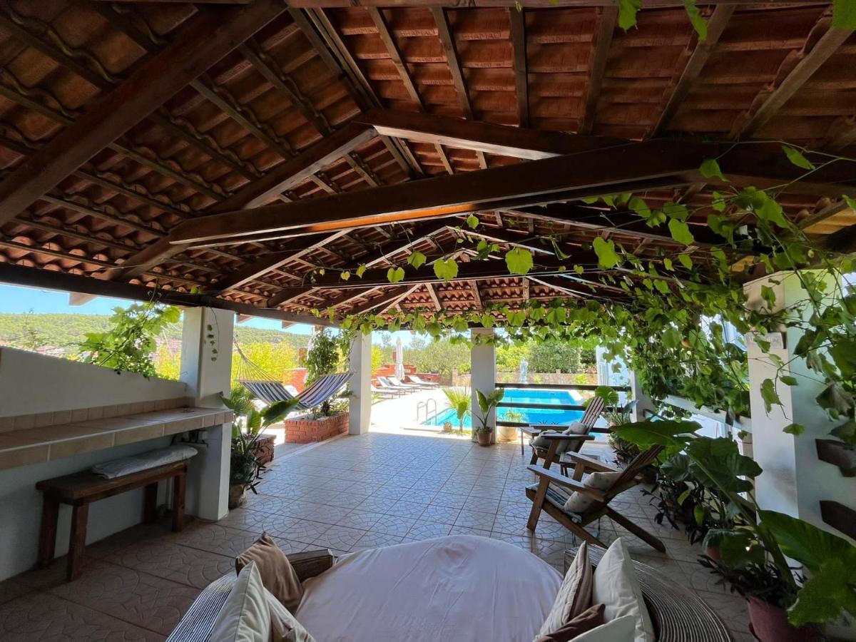 Gorana Apartman With Swimming Pool Apartment Jelsa  Exterior foto